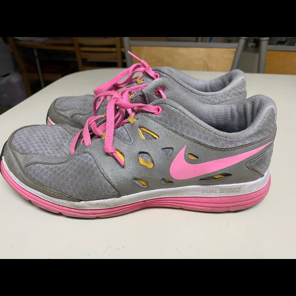 Nike Dual Fusion sneakers size 6.5Y